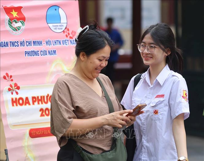 Thí sinh tới điểm thi Trường THPT Trần Phú - Hoàn Kiếm từ rất sớm để dự thi môn đầu tiên. Ảnh: Thanh Tùng - TTXVN